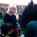 På veien ned av fjellet, møtte Kronprinsparet barn fra Sollia Oppvekstsenter (Foto: Lise Åserud, Scanpix)
